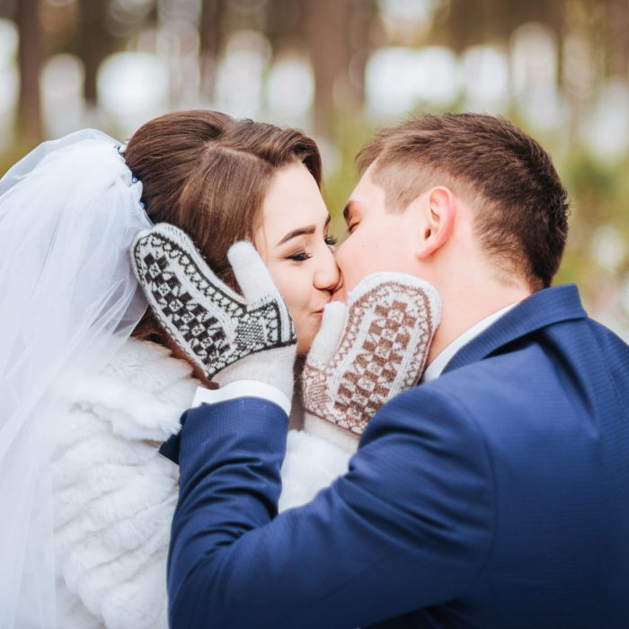 happy-bride-groom-winter-day-with-mittens-their-wedding (1)